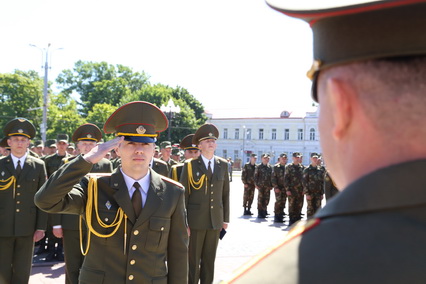 Курсантам ваеннага факультэта ГрДУ імя Янкі Купалы ўручаць дыпломы аб заканчэнні ўніверсітэта і афіцэрскія пагоны