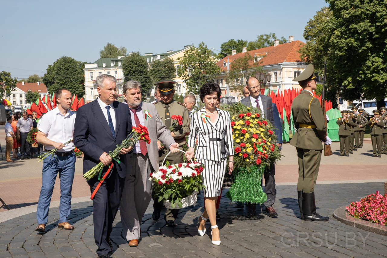 Фотафакт: Кіраўніцтва ГрДУ імя Янкі Купалы прыняло ўдзел у цырымоніі ўскладання кветак да помніка воінам і партызанам, якія загінулі ў гады Вялікай Айчыннай вайны