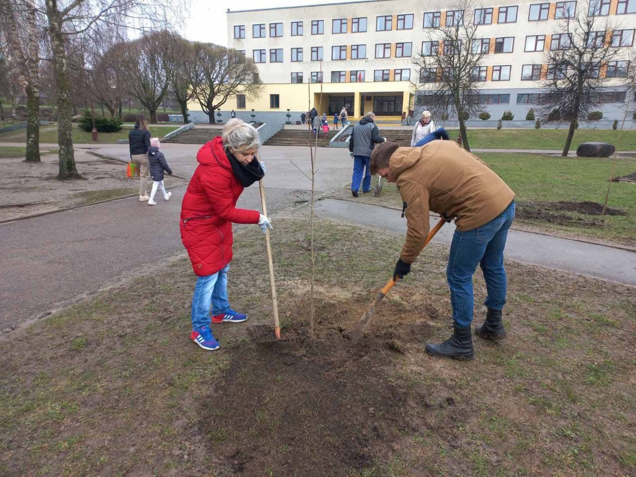 Сотрудники и студенты ГрГУ имени Янки Купалы приняли участие в Республиканском субботнике (ДОБАВЛЕНО ВИДЕО)