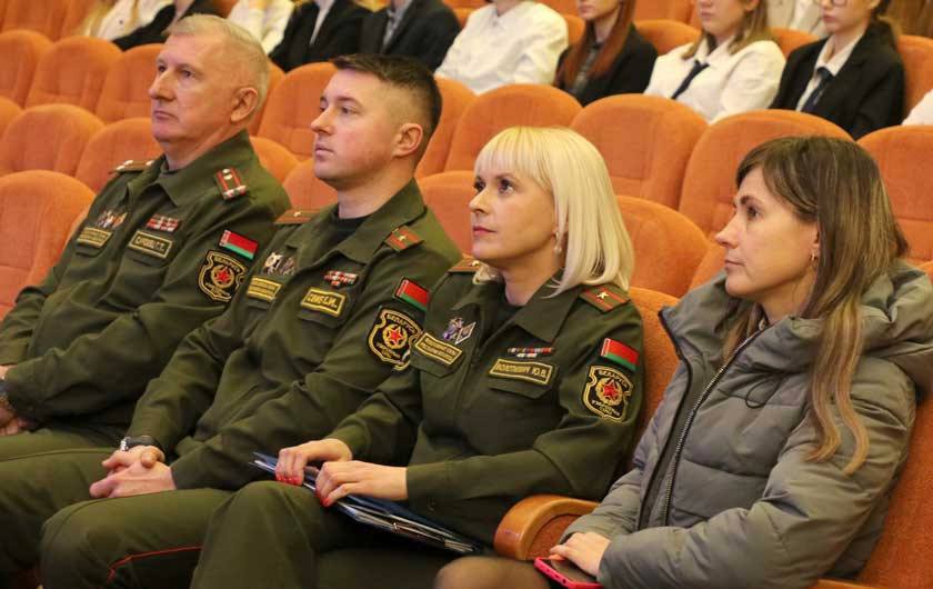 Представители военного факультета ГрГУ имени Янки Купалы проводят профориентационнные встречи со школьниками